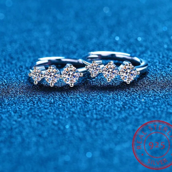 ♨️S925 Sterling Silver 3 Stone D-Color Moissanite Diamond Huggie Earrings - Picture 4 of 7